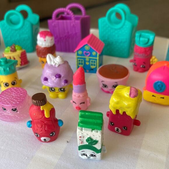 SHOPKINS RANDOM ITEMS - Picture 4 of 6
